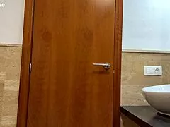 la limpiadora me sorprende en la ducha y chupa mi enorme verga sin parar