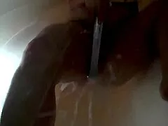 sexy bbw con panza gorda se ducha masturbando coño mojado y tetas naturales