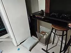 Olha o corno manso! Hotwife squirts on huge cock humiliating hubby!!