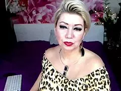 mature married slut on cam plays tongue games and slams dildo deep 😜 learn from her young cocksucker skills!