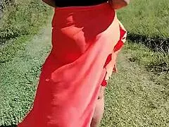 Madrasta flashes big ass publicly on street begging for outdoor exposure video!