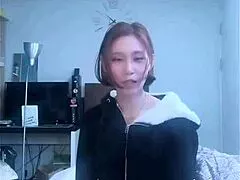 damn this skinny korean babe in short shorts lets her panties peek out on bigo live 😏🍑