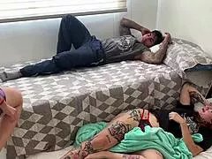 Follo Con Mi Hermanastro Detrás De Mi Roomie En La Cama