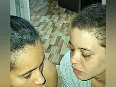 ¡Estas dos latinas curvy se atreven a chupar el mismo pene gordo!