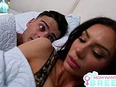 रेमी रून स्टेपसन से शेव्ड चूत में स्पूनिंग क्रीपी भरवाती है