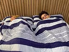 qué pasa si tu madrastra latina sexy comparte hotel con hijastro caliente? 😏