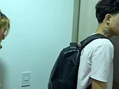 qué pasa si tu madrastra latina sexy comparte hotel con hijastro caliente? 😏