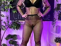 i'm dancing wild in omsa nuit fishnets at the club