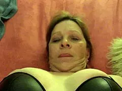 Granny Carmen's retro pussy licks and toy orgasms