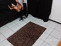 Dona de casa geme alto enquanto recebe o técnico e o pauzudo no rabo curvaceous