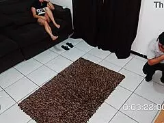 Dona de casa geme alto enquanto recebe o técnico e o pauzudo no rabo curvaceous