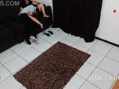 Dona de casa geme alto enquanto recebe o técnico e o pauzudo no rabo curvaceous