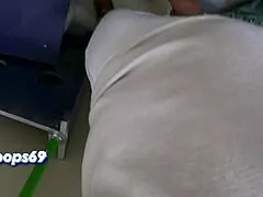 Fremde geile MILF grapscht Schwanz im öffentlichen Zug