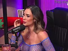 Loira peituda e ruiva dominatrix showing off big asses and boobs in wild lesbian play 😈🍑