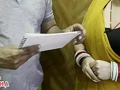 Postman ne alisha bhabhi ko dekh liya choot mein ungli karte hue