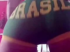gostosa brasileira em clima de copa do mundo mostrando os brinquedos sexuais e rebolando tarada
