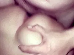 El coño mojado de mi amiga pedía mi verga
