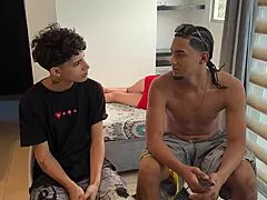 me aprovecho que mi mejor amigo se distrae para follarme muy duro a su mujer y venirme adentro de ella