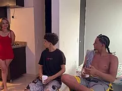 me aprovecho que mi mejor amigo se distrae para follarme muy duro a su mujer y venirme adentro de ella