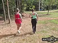 Transando Em Um Parque Publico Com Pessoas Passando