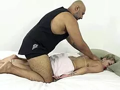 fui fazer uma massagem and the masseuse fucked me rough with cum in mouth