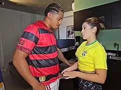 mae da minha mulher me deu mole enquanto todos sairam ela tirou a calcinha