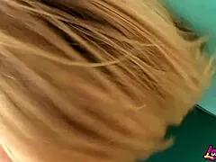 Vivian West loira aguenta foda de bunda de cabeça pra baixo