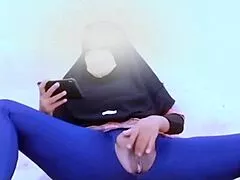 Cewek hijab indo nonton bokep sambil colmek