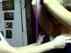 Nyx é cócegada por glitch num corselete