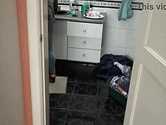 Você pode gozar na minha bunda e molhar meu jeans como eu quero?