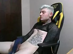 uma garota cobrando alto pra eu penetrar, dai eu disse com esse preco eu me masturbo na sua frente e passa olha minha cara de preocupado logo eu que por onde passo todos me come com o olho