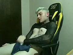 uma garota cobrando alto pra eu penetrar, dai eu disse com esse preco eu me masturbo na sua frente e passa olha minha cara de preocupado logo eu que por onde passo todos me come com o olho