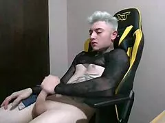 uma garota cobrando alto pra eu penetrar, dai eu disse com esse preco eu me masturbo na sua frente e passa olha minha cara de preocupado logo eu que por onde passo todos me come com o olho