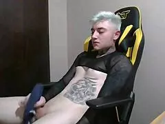 uma garota cobrando alto pra eu penetrar, dai eu disse com esse preco eu me masturbo na sua frente e passa olha minha cara de preocupado logo eu que por onde passo todos me come com o olho