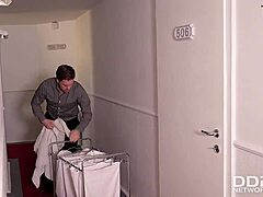 क्लीनिंग जॉब हार्डकोर बन गया! बस्टी मेड जैस्मिन जे दो लंड एक साथ लेती है