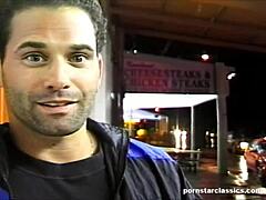 レトロ黒人美女が巨大白いチンポを吸う、PornstarClassics！信じられないアクションが待ってる！