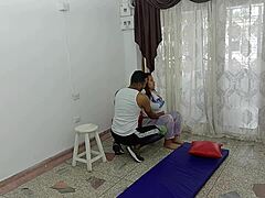 زوجة الأب تنحني لقذف داخلي من الخلف