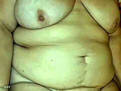 Λαχταράει το σκληρό σου καυλί στην τριχωτή γερμανική της μουνί