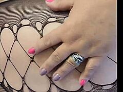 سيدة جميلة سمينة في شبكة سوداء تكشف منحنياتها الرائعة