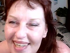 Ουάου, αυτή η κοκκινομάλλα ώριμη PAWG ικετεύει για κουμ στο πρόσωπό της! 😍