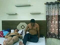 Intialainen bengalilainen vaimo pettää höyryisen kuuman nussimisen ystävän kanssa